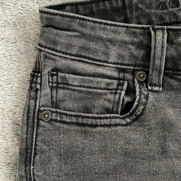American Eagle Outfitters Women’s Black washed Mom Jeans Size 2 Regular Stretch - Picture 7 of 11
